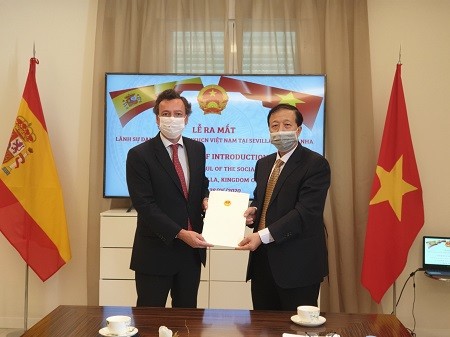Đại sứ Hoàng Xuân Hải trao quyết định bổ nhiệm chính thức ông Pablo Rafael Gomez Falcon, công dân Tây Ban Nha, làm Lãnh sự danh dự Việt Nam tại thành phố Sevilla, - Ảnh: BNG.
