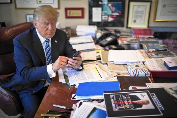 Ông Trump thể hiện kỹ năng tweet của mình trong văn phòng tại Trump Tower ở New York, ngày 29/9/2015. (Nguồn: The New York Times).