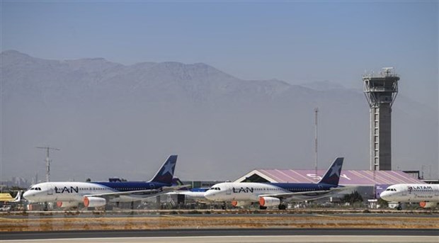 Máy bay của hãng hàng không LATAM tại sân bay quốc tế Santiago, Chile ngày 24/3/2020. (Ảnh: AFP/TTXVN).