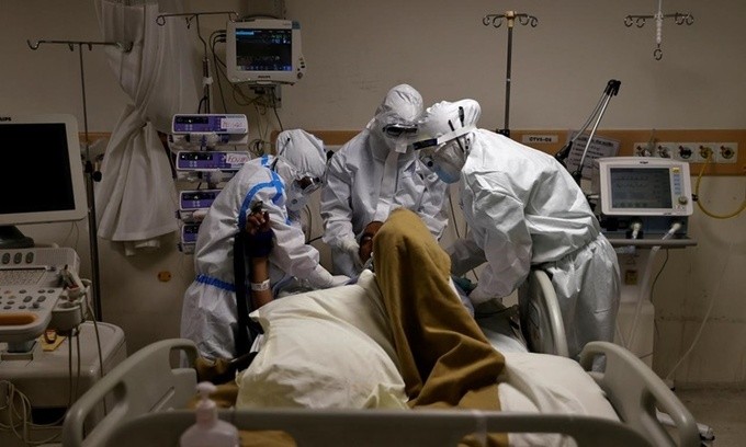 Nhân viên y tế chăm sóc bệnh nhân nhiễm nCoV tại một bệnh viện ở thủ đô New Delhi, Ấn Độ, ngày 28/5. Ảnh: Reuters.