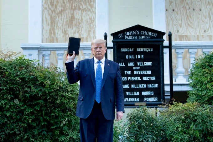 Tổng thống Mỹ Donald Trump giơ kinh thánh chụp ảnh trước nhà thờ St. John hôm 1/6. Ảnh: AFP.
