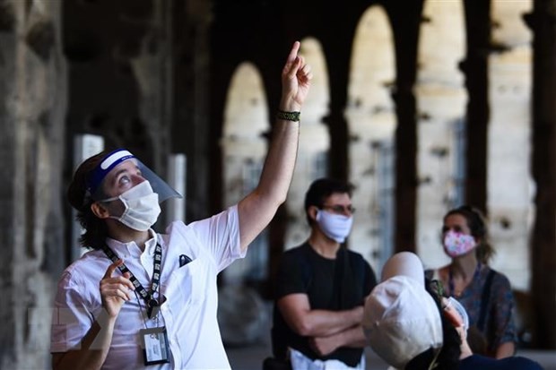 Khách du lịch thăm quan Đấu trường La Mã ở Rome, Italy trong bối cảnh lệnh phong tỏa do dịch COVID-19 được nới lỏng, ngày 1/6/2020. (Nguồn: AFP/TTXVN).