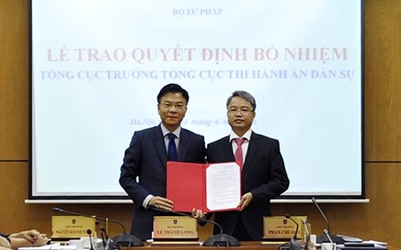 Bộ trưởng Lê Thành Long trao quyết định cho tân Tổng cục trưởng Nguyễn Quang Thái.