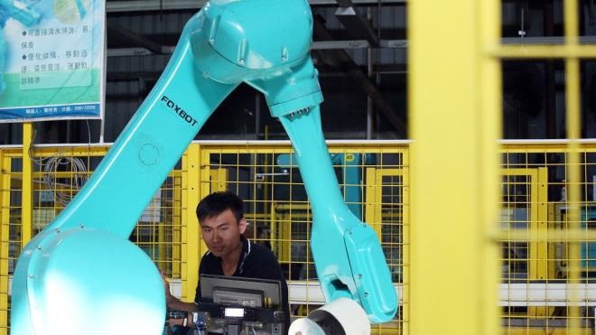 Robot công nghiệp Foxbot được thử nghiệm tại cơ sở của Foxconn ở Thâm Quyến (Trung Quốc) vào năm 2016.
