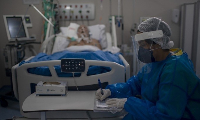 Y tá Brazil theo dõi bệnh nhân Covid-19 trong phòng chăm sóc đặc biệt thuộc một bệnh viện ở thành phố Marica, bang Rio de Janeiro. Ảnh: AFP.