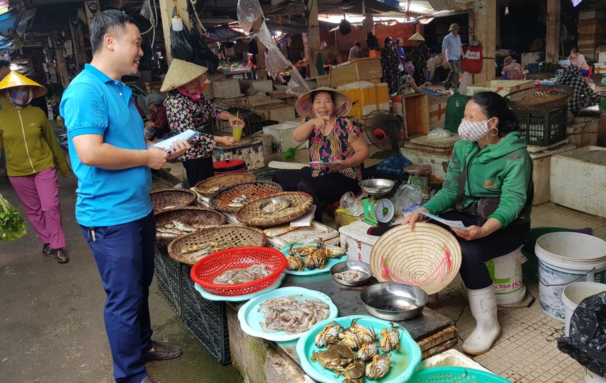 Các bộ BHXH tuyên truyền lưu động về chính sách BHXH cho các tiểu thương tại các chợ trên địa bàn.