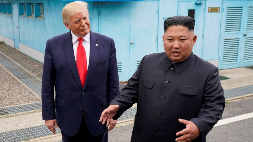 Tổng thống Mỹ Donald Trump và nhà lãnh đạo Triều Tiên Kim Jong-un gặp nhau tại khu phi quân sự liên Triều hôm 30/6/2019. (Ảnh: Reuters).