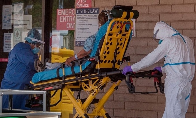 Nhân viên y tế di chuyển bệnh nhân ở Arizona ngày 24/5. Ảnh: AFP.