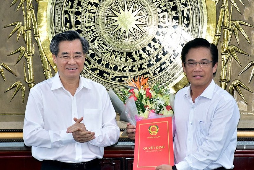 Bí thư Tỉnh ủy Bạc Liêu Nguyễn Quang Dương trao quyết định và chúc mừng đồng chí Lưu Hoàng Ly.