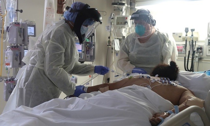 Nhân viên y tế chăm sóc bệnh nhân Covid-19 trong phong chăm sóc tích cực tại bệnh viện ở bang California, Mỹ hôm 12/5. Ảnh: Reuters.