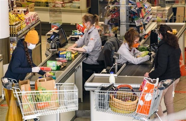 Người dân mua hàng trong siêu thị tại Jena, Đức. (Ảnh: THX/TTXVN).