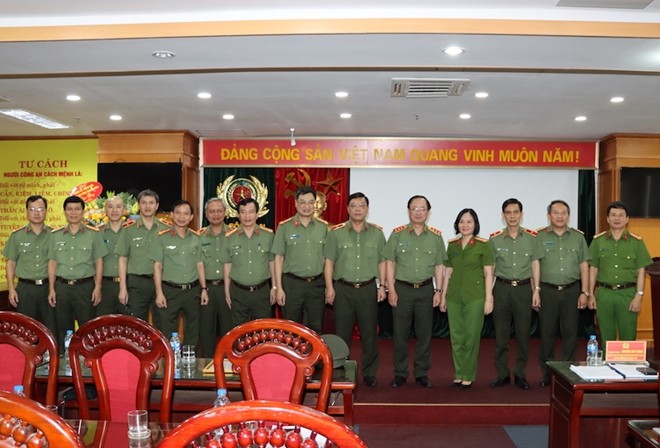 Thứ trưởng Nguyễn Văn Thành và các đại biểu chúc mừng Thiếu tướng Nguyễn Hải Trung.