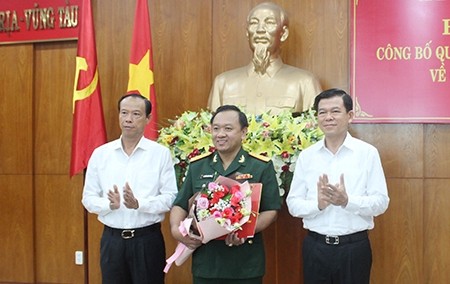 Lãnh đạo tỉnh Bà Rịa - Vũng Tàu trao quyết định và chúc mừng đồng chí Nguyễn Thành Trung.