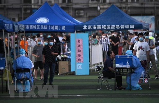 Xét nghiệm nhằm phát hiện người nhiễm COVID-19 cho người dân sống gần khu chợ đầu mối thực phẩm Tân Phát Địa ở Bắc Kinh, ngày 14/6/2020. (Nguồn: AFP/TTXVN).