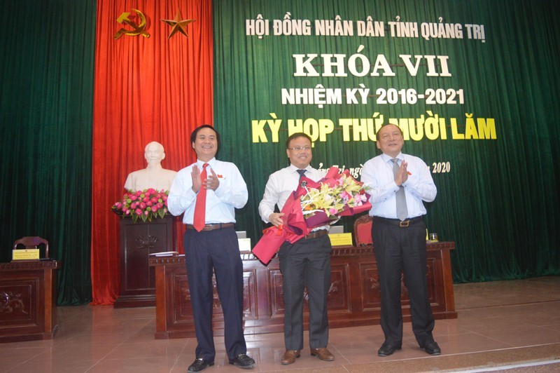 Ông Võ Văn Hưng (trái), ông Lê Đức Tiến (giữa) tại phiên họp HĐND tỉnh Quảng Trị ngày 9/6/2020.