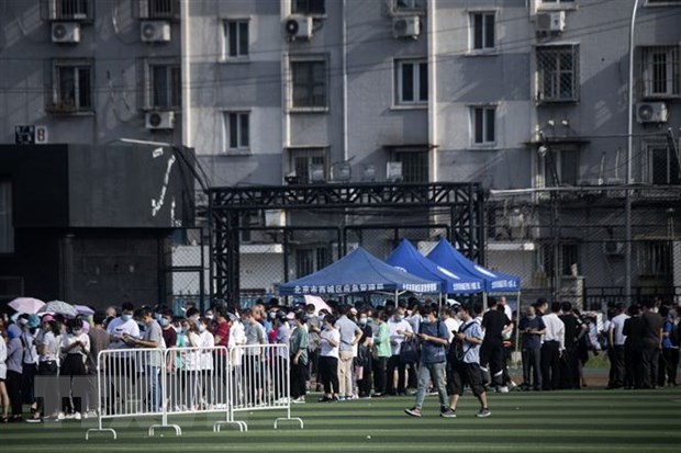 Người dân xếp hàng chờ xét nghiệm COVID-19 tại Bắc Kinh, Trung Quốc, ngày 16/6/2020. (Ảnh: AFP/TTXVN).