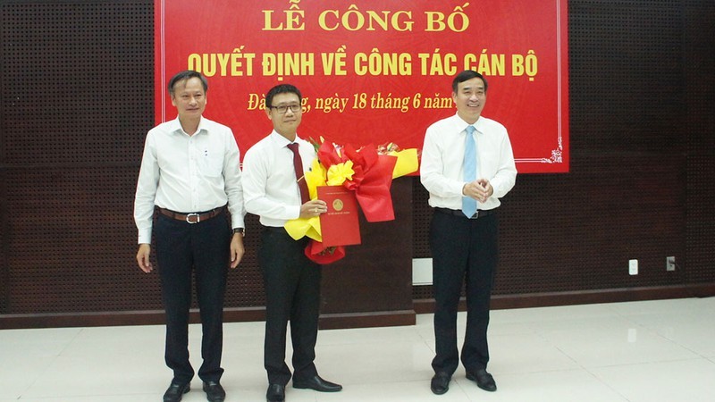 Đại diện lãnh đạo Đà Nẵng trao quyết định cho ông Phan Văn Sơn.