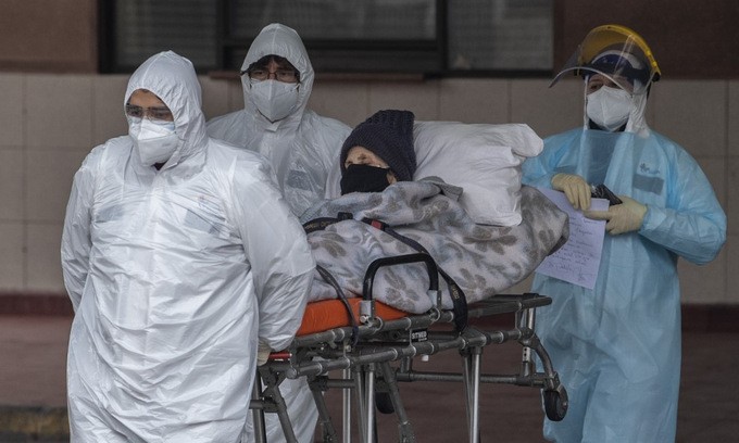 Bệnh nhân Covid-19 được đưa đến bệnh viện ở Santiago, Peru, hôm 18/6. Ảnh: AFP.