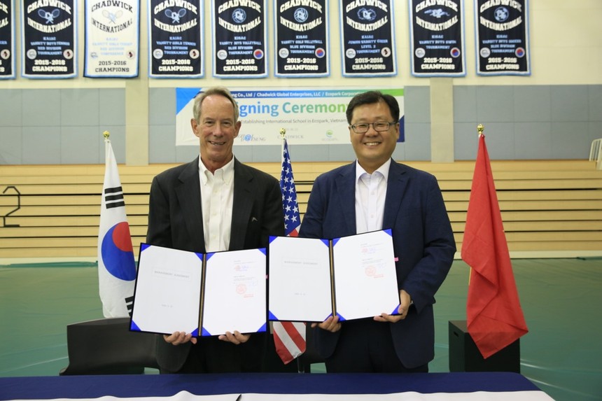 (Lễ ký kết ngày 23 tháng 6, 2020 giữa đại diện Liên doanh Giáo dục quốc tế Ecopark Daesung và  đại diện Trường Chadwick (USA) được diễn ra trong khuôn viên trường Chadwick International School ở Songdo, Hàn Quốc).