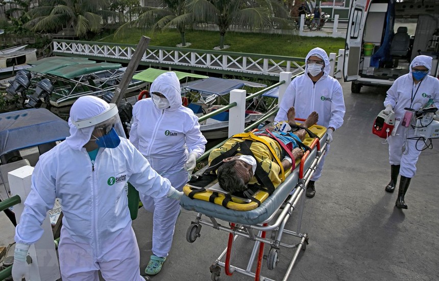Nhân viên y tế chuyển bệnh nhân mắc COVID-19 tới một bệnh viện ở bang Para, Brazil. (Ảnh: AFP/TTXVN).