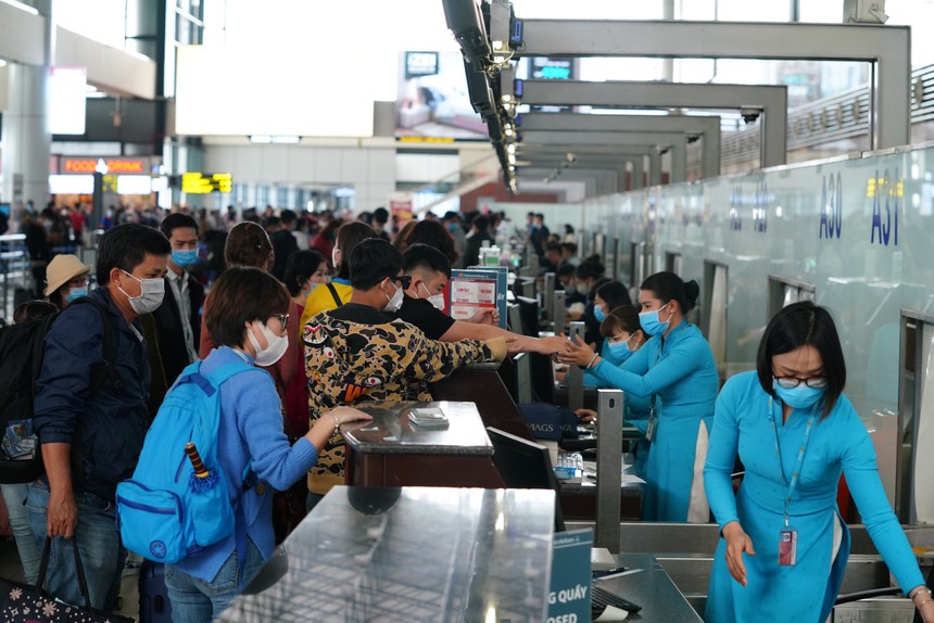 Hành khách làm thủ tục đi máy bay tại nhà ga quốc nội T1 - Nội Bài.