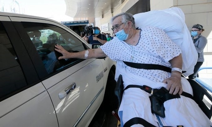 Một bệnh nhân Covid-19 ra viện ở Texas cuối tháng 5. Ảnh: Reuters.