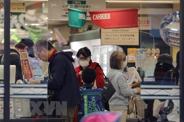 Người dân mua hàng trong siêu thị tại thủ đô Tokyo, Nhật Bản ngày 8/4/2020 trong bối cảnh dịch COVID-19 lan rộng. (Nguồn: THX/TTXVN).