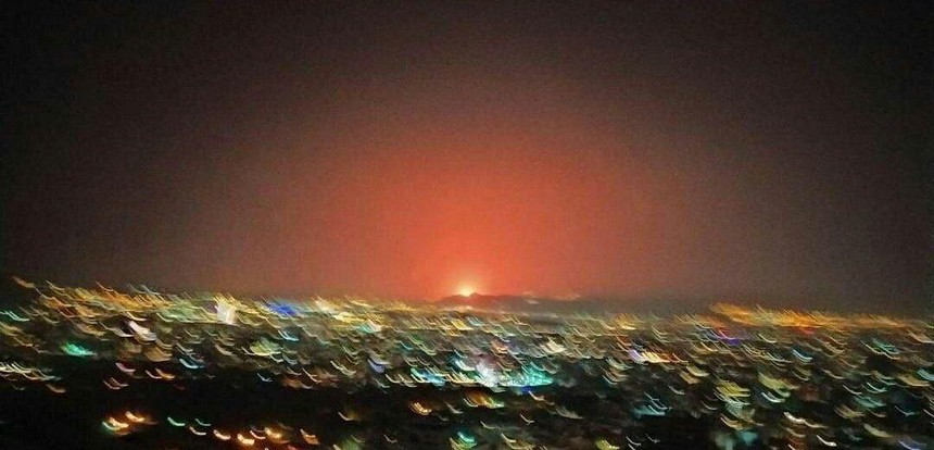 Vụ nổ khiến bầu trời Iran chuyển thành đỏ rực. (Ảnh: Twitter).
