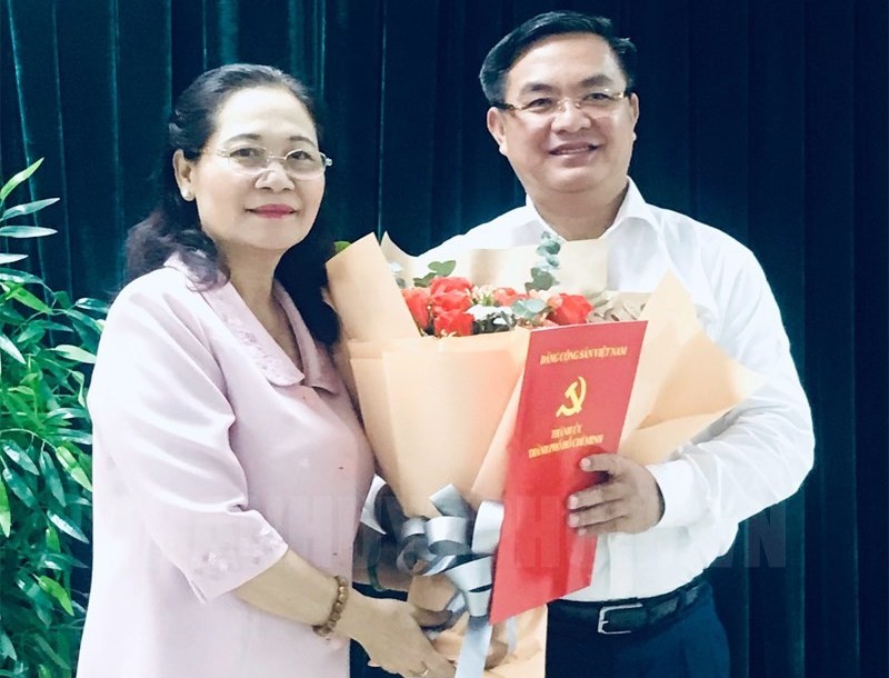 Đồng chí Nguyễn Thị Lệ trao quyết định và chúc mừng đồng chí Trần Trọng Tuấn.