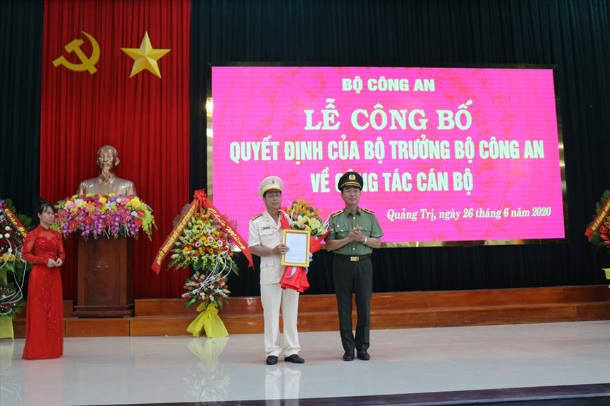Đại tá Nguyễn Văn Thanh (trái) nhận quyết định bổ nhiệm làm Giám đốc Công an tỉnh Quảng Trị.