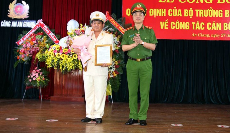 Thứ trưởng Bộ Công an Nguyễn Duy Ngọc trao quyết định của Bộ trưởng Bộ Công an cho Đại tá Đinh Văn Nơi.