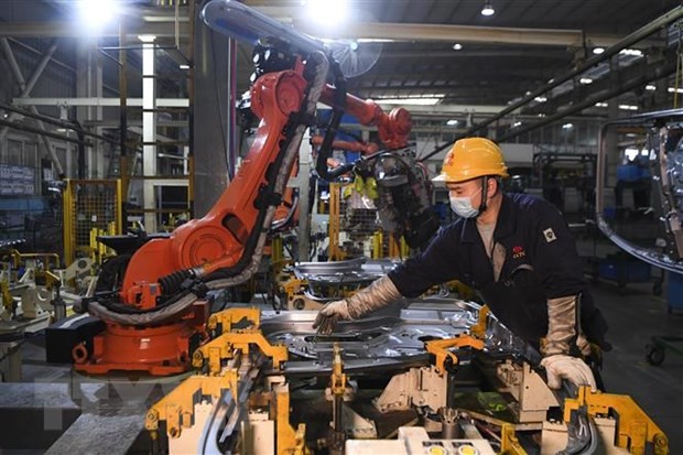 Công nhân làm việc bên trong một nhà máy ở Du Bắc, tỉnh Trùng Khánh, Trung Quốc. (Ảnh: THX/TTXVN).