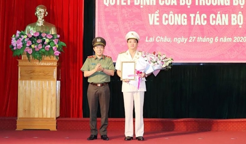 Thứ trưởng Lương Tam Quang trao quyết định điều động và bổ nhiệm Đại tá Nguyễn Viết Giang giữ chức vụ Giám đốc Công an tỉnh Lai Châu.