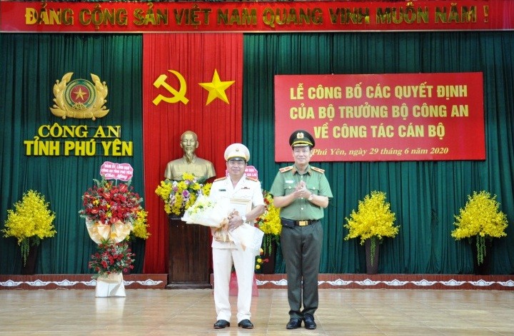 Thiếu tướng Lê Tấn Tới trao quyết định và chúc mừng Đại tá Phan Thanh Tám.