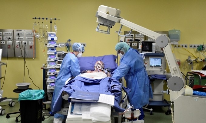 Nhân viên y tế điều trị cho một bệnh nhân Covid-19 trong phòng chăm sóc tích cực tại một bệnh viện ở Milan, Italy, hôm 27/3. Ảnh: Reuters. 
