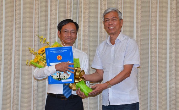 Phó Chủ tịch UBND TPHCM Võ Văn Hoan trao quyết định bổ nhiệm ông Võ Trung Trực. Ảnh: Sài Gòn giải phóng.