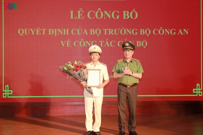 Đại tá Thái Hồng Công (trái), Phó Giám đốc Công an tỉnh Quảng Ninh được điều động, bổ nhiệm giữ chức vụ Giám đốc Công an tỉnh Lạng Sơn.