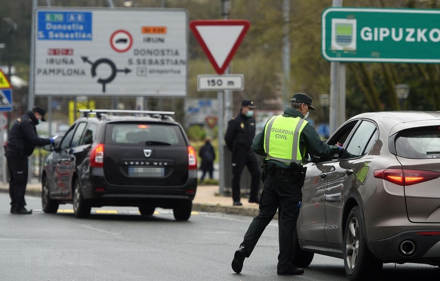 Cảnh sát kiểm tra các phương tiện tại cửa khẩu biên giới Pháp-Tây Ban Nha ở gần Hendaye, tây nam nước Pháp. (Ảnh: AFP/TTXVN).