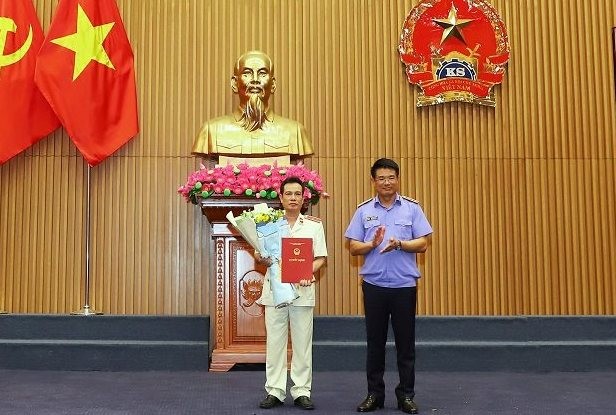 Đồng chí Nguyễn Huy Tiến trao quyết định và chúc mừng đồng chí Đỗ Văn Phương.