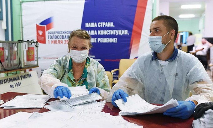 Nhân viên Ủy ban Bầu cử Trung ương kiểm phiếu sau cuộc trưng cầu dân ý về hiến pháp sửa đổi tại điểm bỏ phiếu số 1591 ở Moskva, Nga, ngày 1/7. Ảnh: RIA Novosti.