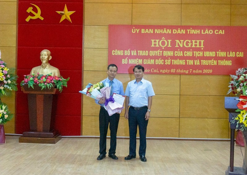 Tân giám đốc Sở Thông tin và Truyền thông tỉnh Lào Cai - Vũ Hùng Dũng (trái).