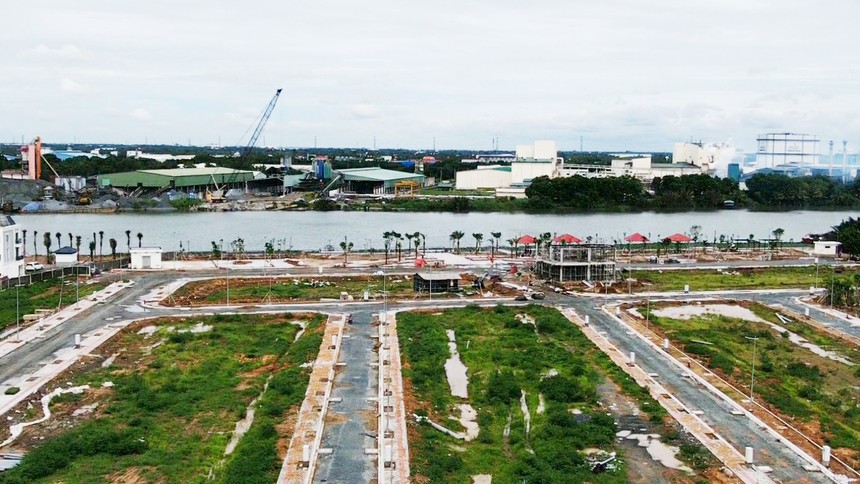 Thị trường tỉnh Long An đang phát triển hạ tầng và thu hút đầu tư. (hình ảnh dự án The Pearl Riverside đang hoàn thiện tại Bến Lức, Long An).