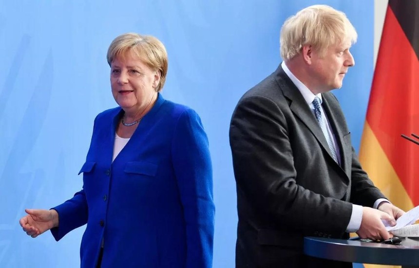 Thủ tướng Đức Angela Merkel và Thủ tướng Anh Boris Johnson rời cuộc họp báo tại Berlin ngày 21/8/2019. (Nguồn: AFP).