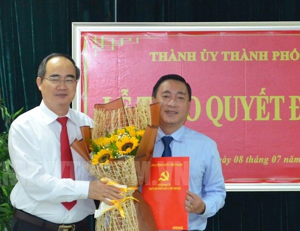 Bí thư Thành ủy TPHCM Nguyễn Thiện Nhân trao quyết định cho ông Phạm Thành Kiên. Ảnh: Trang tin điện tử Đảng bộ TPHCM.