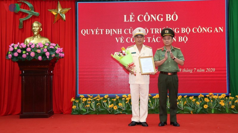 Đại tá Nguyễn Minh Ngọc (Giám đốc Công an tỉnh Sóc Trăng) trao quyết định của Bộ trưởng Bộ Công an cho Thượng tá Huỳnh Hoài Hận.