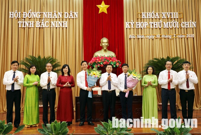 Lãnh đạo tỉnh tặng hoa chúc mừng ông Vương Quốc Tuấn và ông Đào Quang Khải (Ảnh: Cổng TTĐT tỉnh Bắc Ninh).