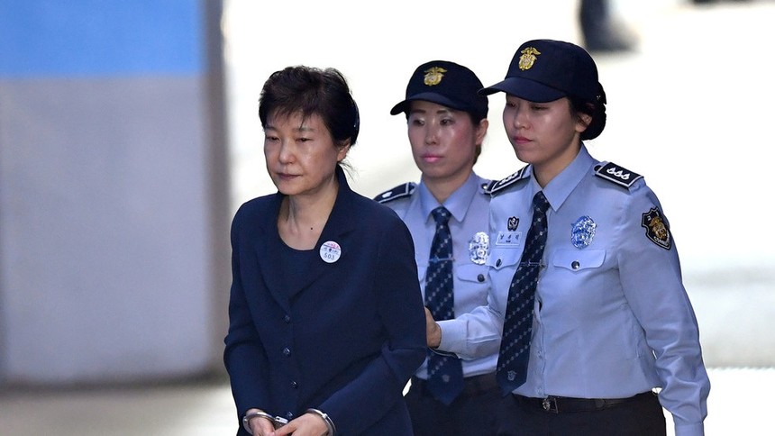 Cựu Tổng thống Hàn Quốc Park Geun-hye bị đưa tới tòa (Ảnh: Yonhap).