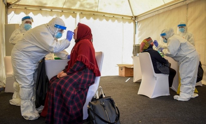 Nhân viên y tế lấy mẫu xét nghiệm cho người dân ở Bandung, Indonesia, hôm 11/7. Ảnh: AFP.