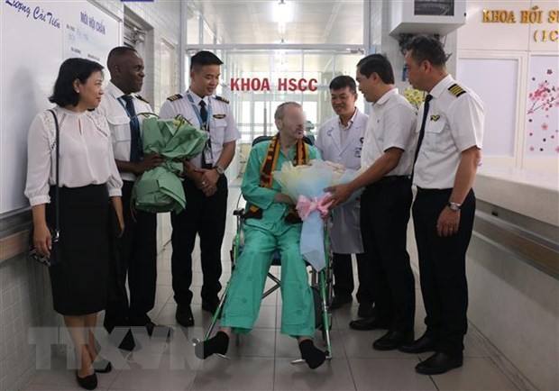 Bệnh nhân 91 với các đồng nghiệp ở Đoàn bay 919 - Hãng Hàng không quốc gia Việt Nam trong ngày xuất viện. (Ảnh: TTXVN phát).