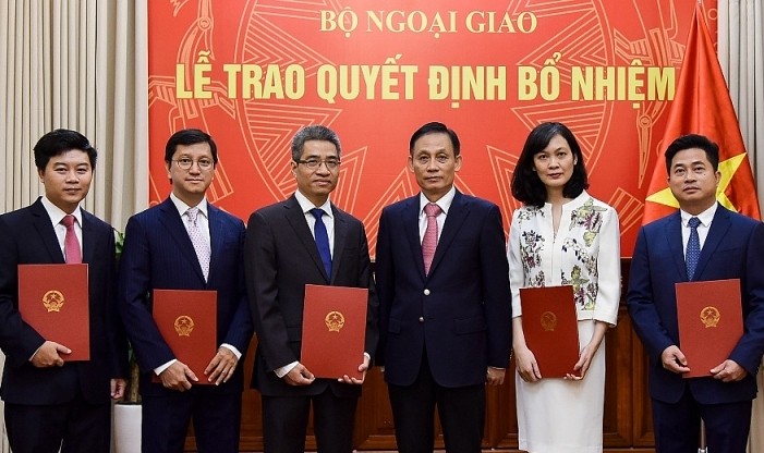 Thứ trưởng Bộ Ngoại giao Lê Hoài Trung trao quyết định và chúc mừng các cán bộ được bổ nhiệm chức vụ mới.